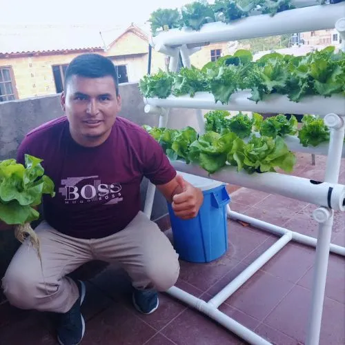 Foto de Gerardo Llanos, instructor del curso de hidroponía.
